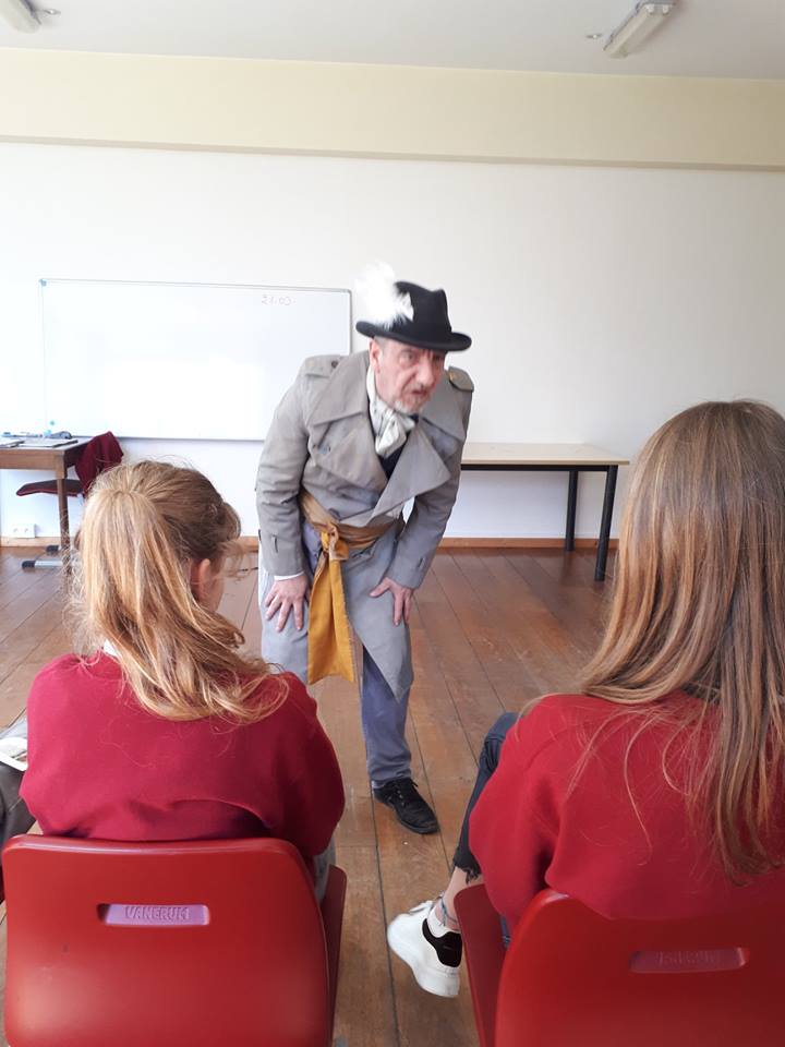 Comédien seul sur une scène de théâtre